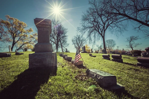 Starý hřbitov - retro vzhled s sluneční světlo — Stock fotografie
