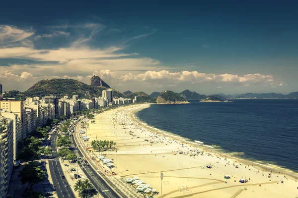 ブラジル、リオ ・ デ ・ ジャネイロの有名なコパカバーナビーチ — ストック写真