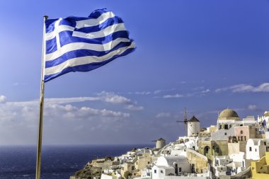 Oia güzel köy ile Yunan bayrağı sallayarak, Santorini Adası