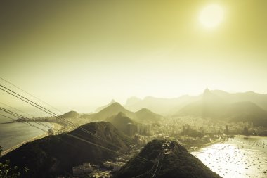 Güneş ışığı arkasında dağlar Rio de Janeiro, Brezilya için
