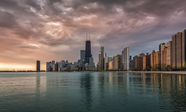 Chicago Downtown vacker soluppgång med vatten reflektioner — Stockfoto