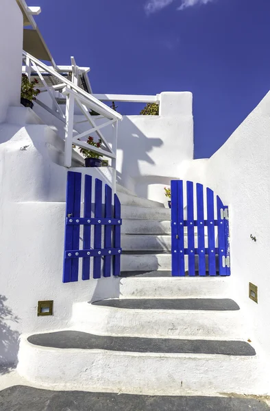 Blaue Tore mit weißen Treppen - schöne Details der Insel Santorini, Griechenland — Stockfoto