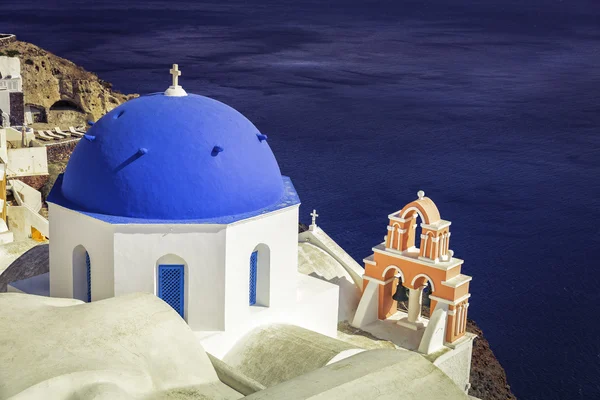 Isla de Santorini escena con iglesias cúpula azul, Grecia —  Fotos de Stock