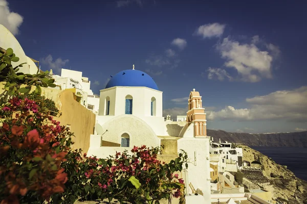 Isla Santorini con cúpula azul iglesia en el pueblo de Oia, Grecia — Foto de Stock