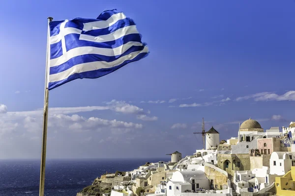 Oia güzel köy ile Yunan bayrağı sallayarak, Santorini Adası