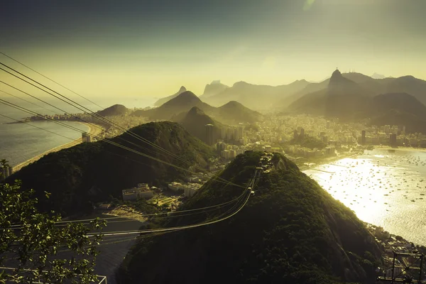 Solljus bakom bergen i Rio de Janeiro, Brasilien — Stockfoto