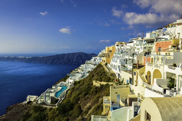 Witte huizen op de klif van Santorini eiland, Griekenland — Stockfoto