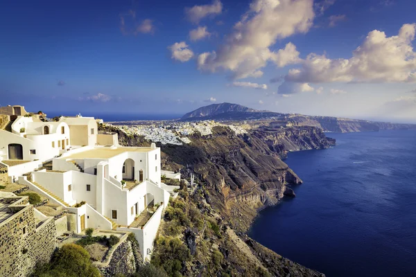 Casas blancas en el acantilado de la isla de Santorini, Grecia — Foto de Stock