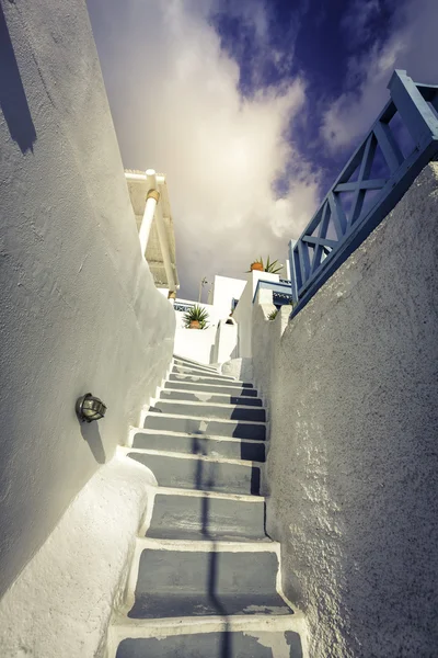 Traditionelle Schritte zum Haus auf der Insel Santorini, Griechenland — Stockfoto