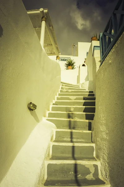 Traditionelle Schritte zum Haus auf der Insel Santorini, Griechenland — Stockfoto