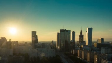 Gündoğumu sırasında Varşova