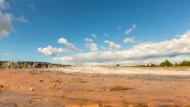 Ausbruch des isländischen Geysirs strokkur — Stockvideo