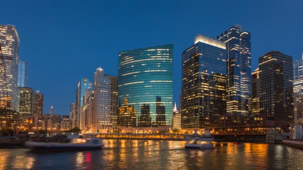 Chicago con barcos en el río — Vídeo de stock
