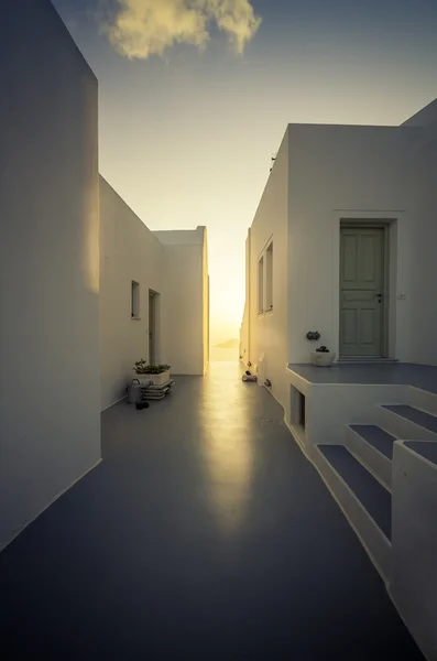 Sonnenuntergang zwischen zwei Häusern auf der Insel Santorini. Griechenland. Urlaubskonzept — Stockfoto