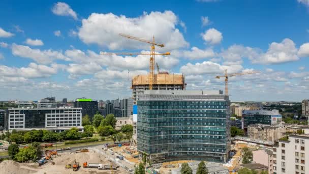 Chantier de construction avec grues — Video