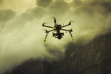Bulutlarda uçan drone