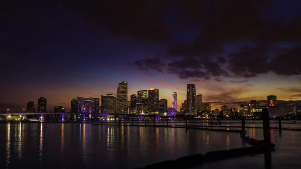 Ciudad de Miami skyline al anochecer — Foto de Stock