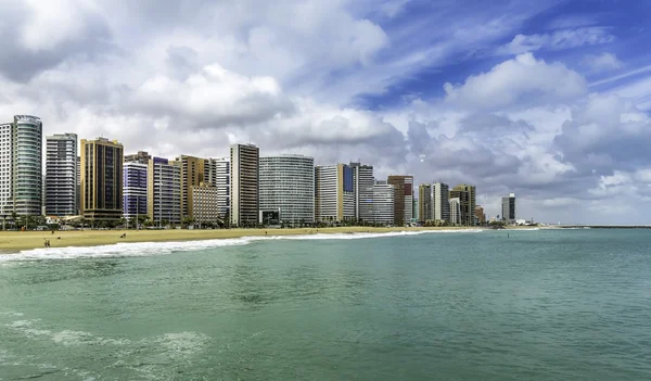 Strand von Fortaleza mit hohen Gebäuden — Stockfoto