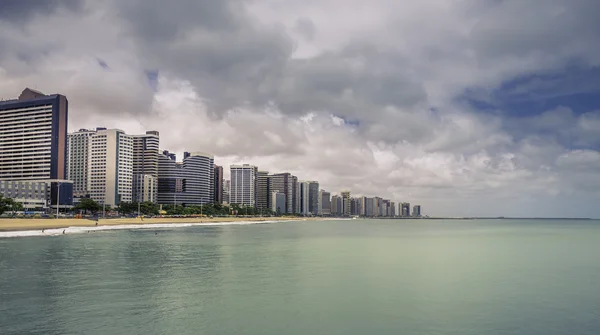 Пляж Форталеза с высокими зданиями — стоковое фото