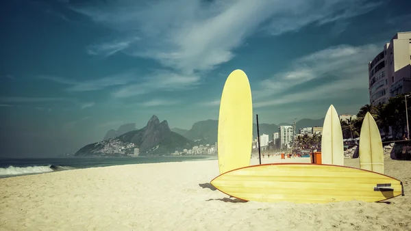 Pranchas de surf em pé na praia — Fotografia de Stock