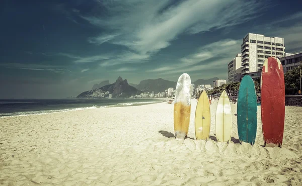 Surfboards standing on the beach — Stock Photo, Image