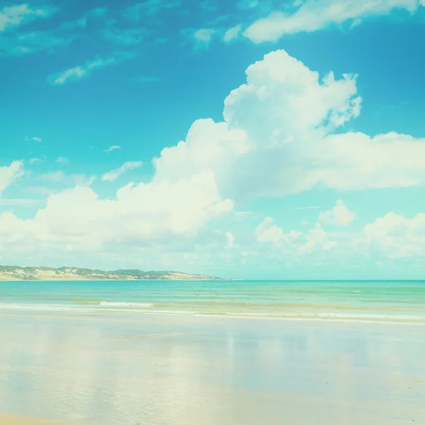 Luz do sol na praia vazia — Fotografia de Stock