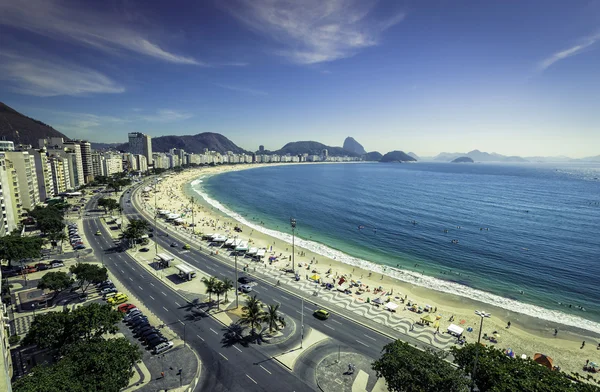 Copacabana-Strand und Zuckerhut — Stockfoto