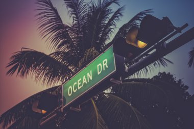 Miami Plajında Ocean Drive tabelası