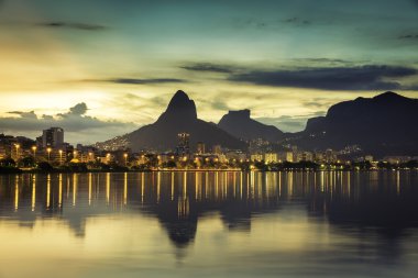 Günbatımı arkasında dağlar Rio de Janeiro