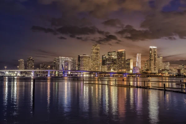De skyline van de stad van Miami in de schemering — Stockfoto