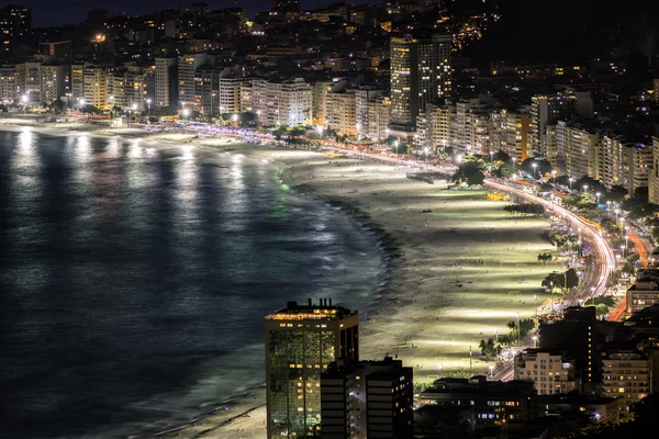 Praia de Copacabana à noite no Rio de Janeiro — Fotografia de Stock