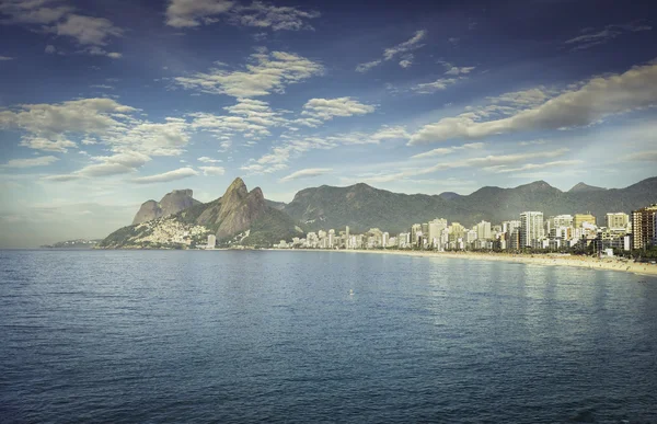 Morgonsol på stranden Ipanema — Stockfoto