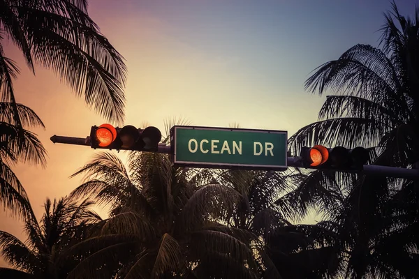 Znak Ocean Drive w Miami Beach na Florydzie — Zdjęcie stockowe