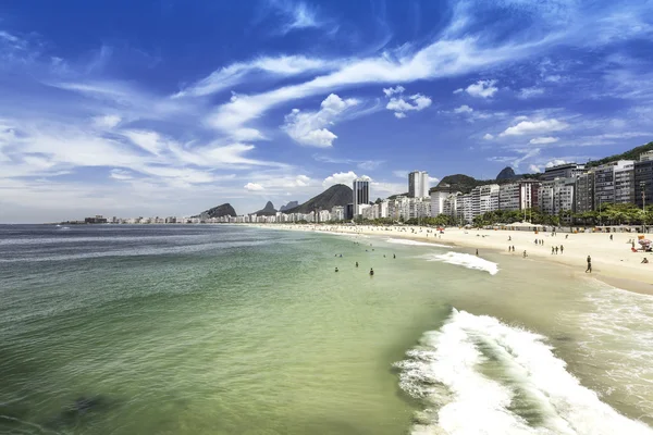 Copacabana-Strand mit Stadtbild in Rio de Janeiro — Stockfoto