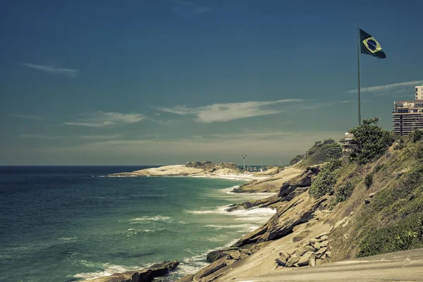 Bandeira brasileira acenando no vento pela praia — Fotografia de Stock