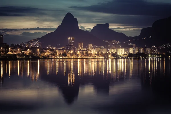 Puesta de sol detrás de montañas en Río de Janeiro — Foto de Stock