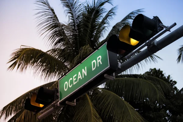 Miami Plajında Ocean Drive tabelası — Stok fotoğraf