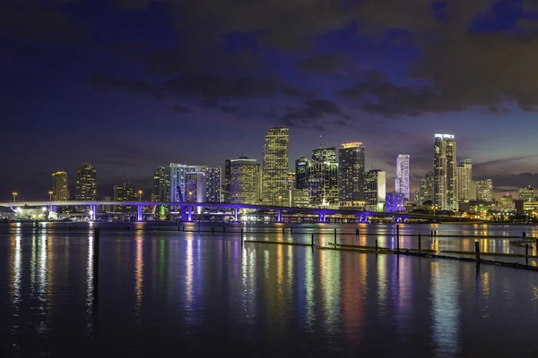 De skyline van de stad van Miami in de schemering — Stockfoto