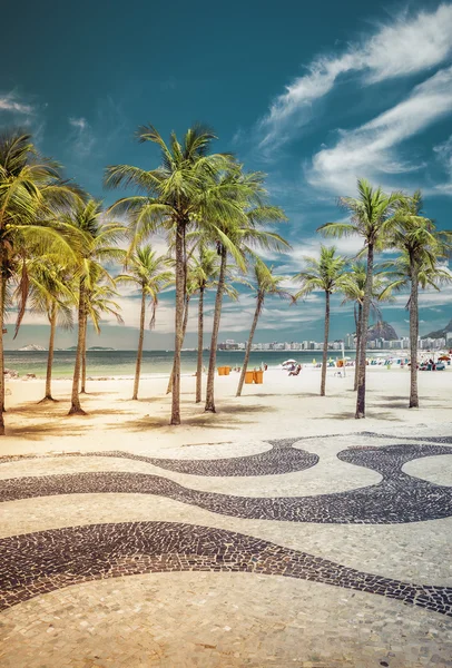 Copacabana Beach met palmen — Stockfoto