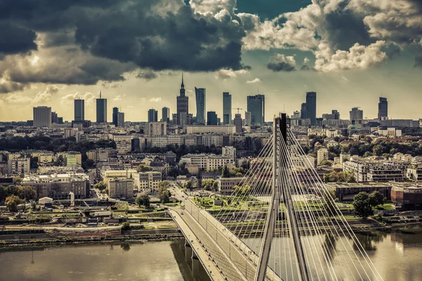 Linha do horizonte de Varsóvia atrás da ponte — Fotografia de Stock