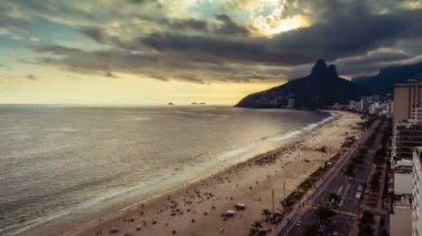 Ipanema Plajı üzerinde rahatlatıcı kişi