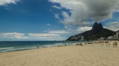 Ipanema Plajı üzerinde parlak güneş