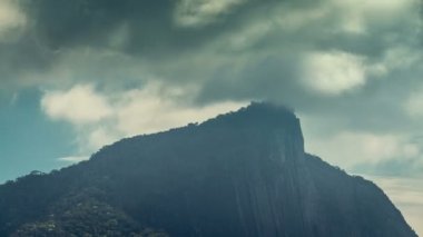 Corcovado Hill Mesih geçerken bulutlar dinamik ile