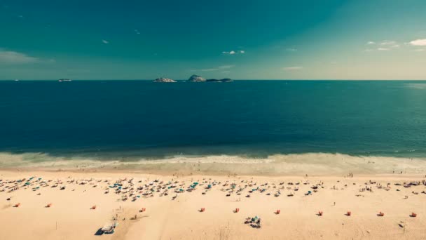 Gente relajándose en la playa — Vídeos de Stock