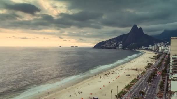 Praia de Ipanema com pessoas — Vídeo de Stock