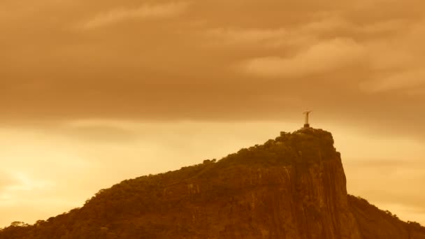 Corcovado heuvel en Christus met wolken — Stockvideo