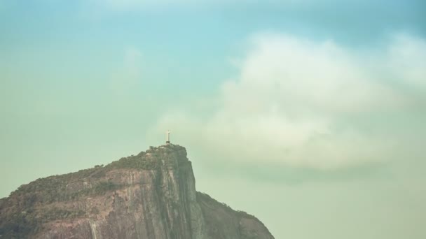 Λόφο του Corcovado με σύννεφα δυναμική που διέρχεται ο Χριστός — Αρχείο Βίντεο