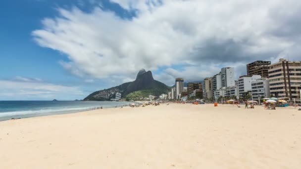 Ipanema Plajı üzerinde parlak güneş — Stok video