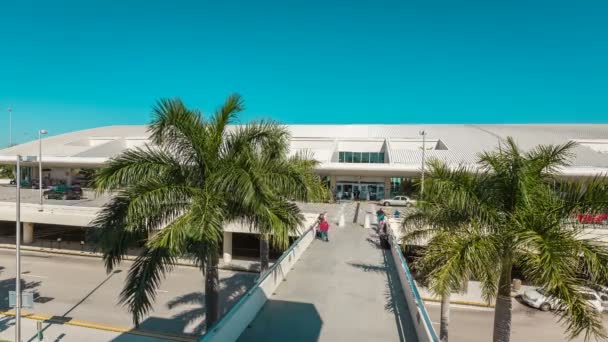 İnsanlar Havaalanı girişinde — Stok video