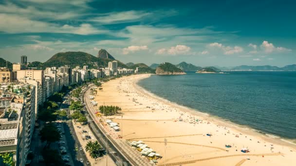 Straßenverkehr am Strand von Copacabana — Stockvideo